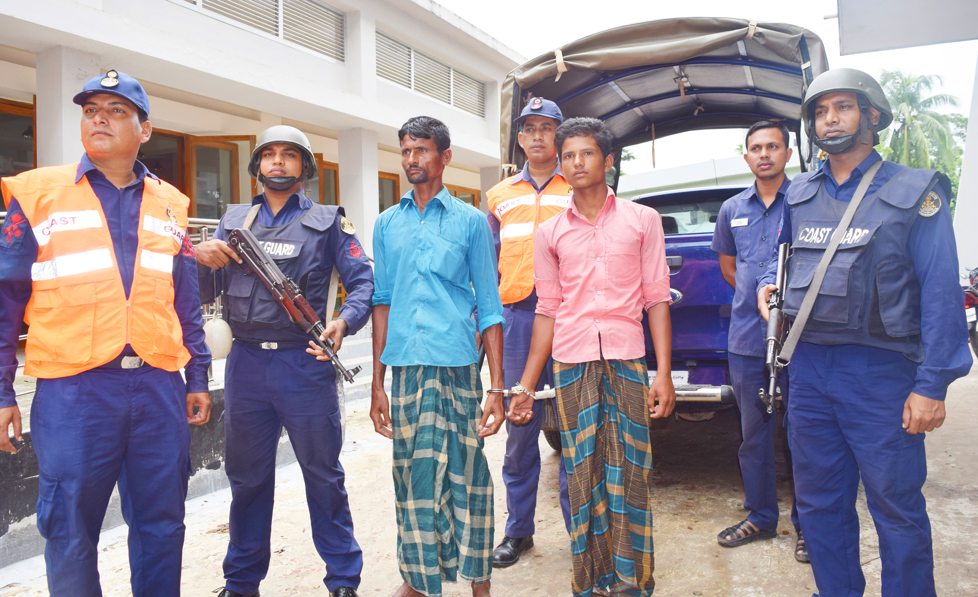 ইলিশ ধরার অপরাধে ভোলায় ৫ জেলের কারাদন্ড