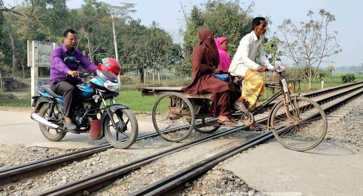 নীলফামারীতে অরক্ষিত লেভেল ক্রসিংয়ে ঝরছে তরতাজা প্রাণ!