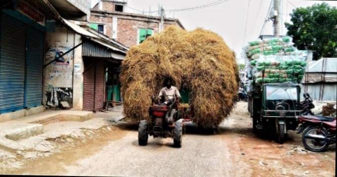 আটঘরিয়ায় অদক্ষ চালকের হাতে নিষিদ্ধ বাহন, আতঙ্কে পথচারীরা