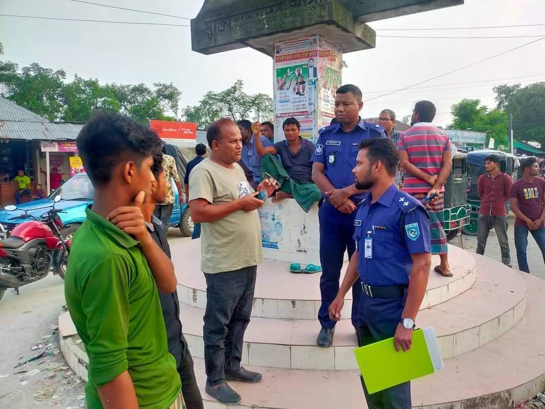 ডিমলায় দুর্ঘটনা রোধে হেলমেট পরিধানে অভিযান ও সতর্কীকরণ পথসভা।