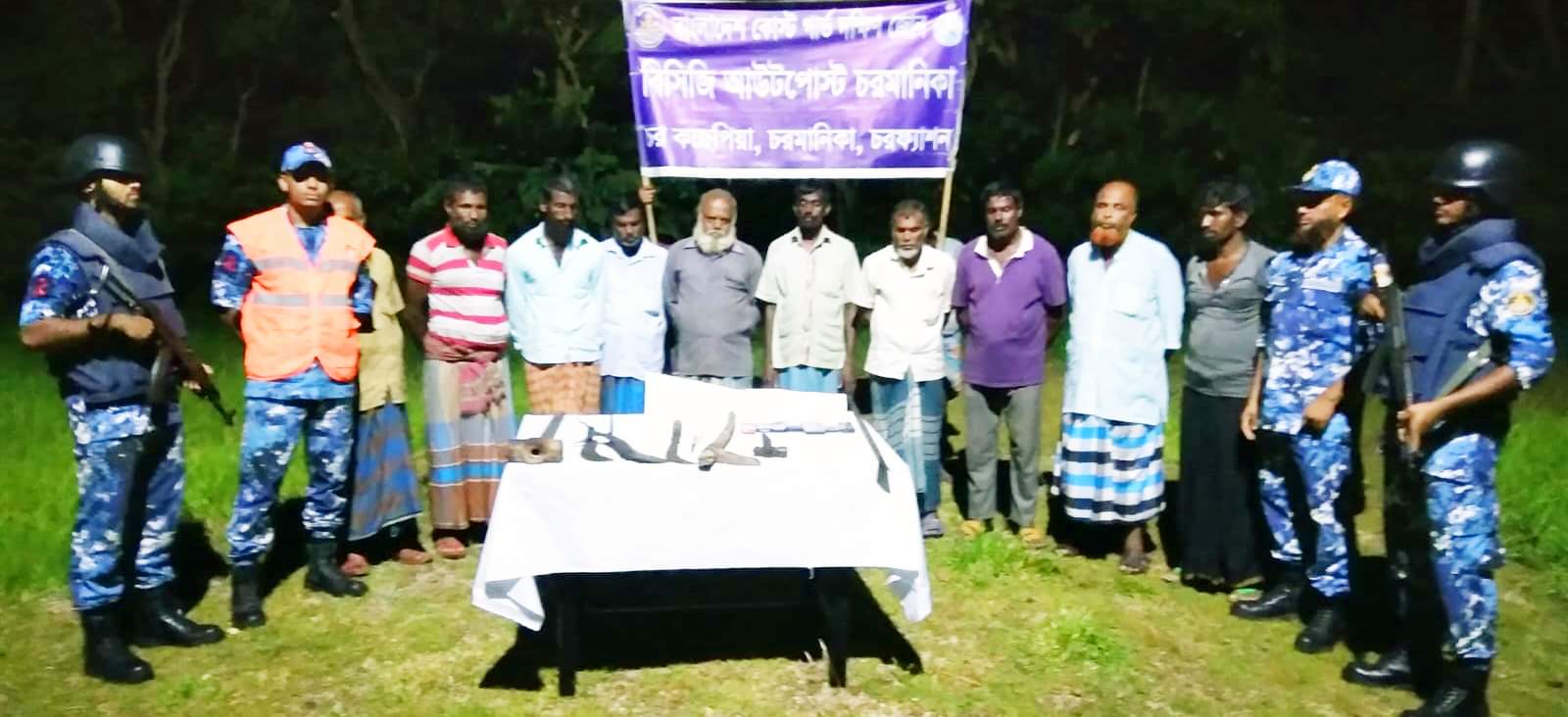 ভোলায় কোস্টগার্ডের অভিযান ॥ দেশীয় অস্ত্রসহ ১০ ডাকাত আটক